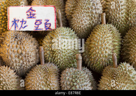 Frutta Durian, o Tor Kor, il mercato dei prodotti freschi, Bangkok, Thailandia Foto Stock