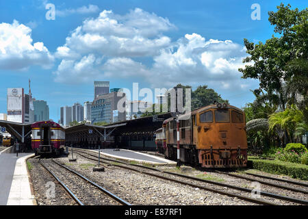 Treno tirando fuori della stazione principale, Hua Lamphong di Bangkok, Tailandia Foto Stock