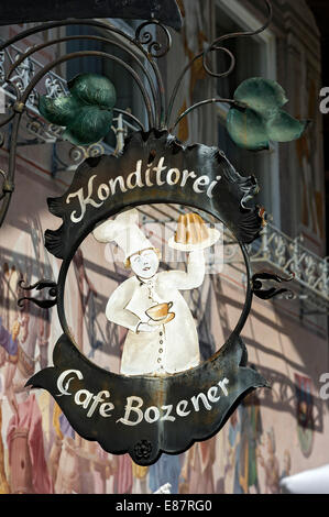 Ferro battuto appendere shop segno del Cafè Konditorei pasticceria Bozener cafe, Mittenwald, Werdenfelser Land, Alta Baviera, Baviera Foto Stock