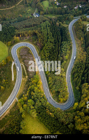 Vista aerea, tornanti, strada tortuosa nel Sauerland foreste, tra Herscheid e Halver, Renania settentrionale-Vestfalia Foto Stock