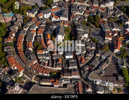 Vista aerea, il centro storico con Erlöserkirche, Chiesa del Redentore, la piazza del mercato, anulare formato medievale, Lüdenscheid Foto Stock