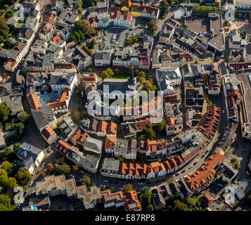 Vista aerea, il centro storico con Erlöserkirche, Chiesa del Redentore, la piazza del mercato, anulare formato medievale, Lüdenscheid Foto Stock