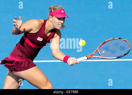 Pechino, Cina. 2 Ottobre, 2014. La Germania Angelique Kerber restituisce un colpo durante le donne del terzo round match contro la Russia Svetlana Kuznetsova al 2014 Open di Cina Pechino, capitale della Cina, il 2 ottobre, 2014. Kuznetsova ha vinto 2-1. © Chen Jianli/Xinhua/Alamy Live News Foto Stock