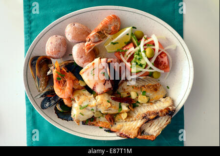 Tipico piatto di pesce con gamberi e cozze, merlano, polpo, patate lesse, Lanzarote, Isole Canarie, Spagna Foto Stock