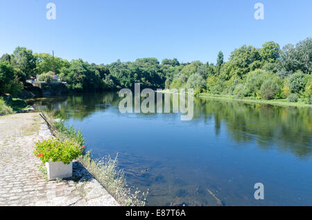 Il fiume Dordogne a Pessac-sur-Dordogne in Gironde area del sud ovest della Francia Foto Stock