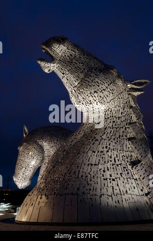 Il Kelpies notturna illuminata a elica sul canale di Forth e Clyde vicino a Falkirk, Scozia centrale. Foto Stock