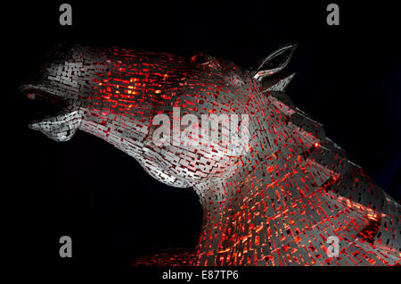 Uno dei Kelpies notturna illuminata a elica sul canale di Forth e Clyde vicino a Falkirk, Scozia centrale. Foto Stock