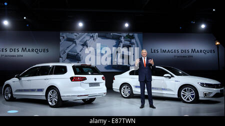 VW-Entwicklungschef Chef Heinz-Jakob Neußer präsentiert auf dem Autosalon Paris (Mondial de l'Automobile) am 01.10.2014 während der Volkswagen Group notte den neuen Passat GTE. Die alle zwei Jahre stattfindende Auto-Messe dauert vom 4. bis 19. Oktober. Foto: Daniel Karmann/dpa Foto Stock