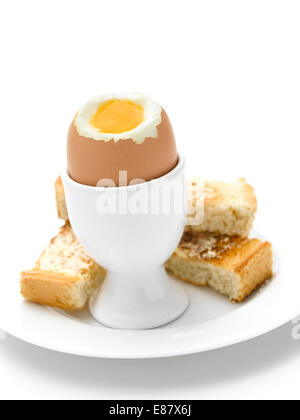 Uova sode e pane tostato su bianco Foto Stock