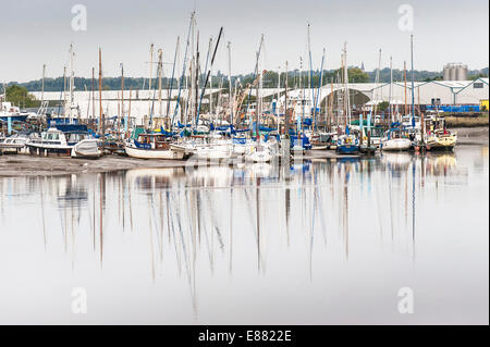 Barche ormeggiate sul fiume Blackwater a Maldon Essex. Foto Stock