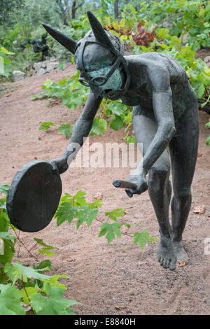 I riti di Dioniso scultura in un vigneto in Eden Project giardino Cornwall Inghilterra UK Agosto Foto Stock