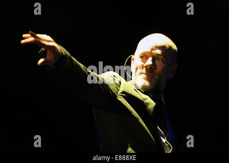 I R.E.M. eseguire a Old Trafford Cricket Ground. Michael Stipe. Foto Stock