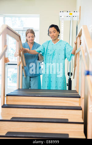 Paziente di sesso maschile di essere assistito da un infermiere Foto Stock