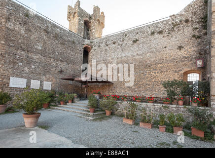 Wine bar terrazza all'interno di un vecchio antica fortezza in Montalcino Italia Foto Stock