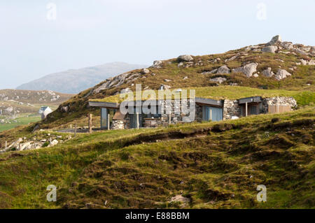 Il basso profilo-erba spiaggia coperta Bay Cottage affacciato Uig sabbie al Carnais sull'isola di Lewis, Ebridi Esterne. Foto Stock