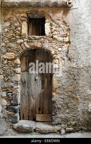 Porta di legno in un vecchio edificio in pietra nel borgo medievale di Castelmola Sicilia Italia Foto Stock