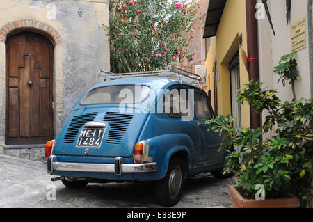 Vecchio bluefiat 500 parcheggiato in una strada a Castelmola borgo medievale Sicilia Italia Foto Stock