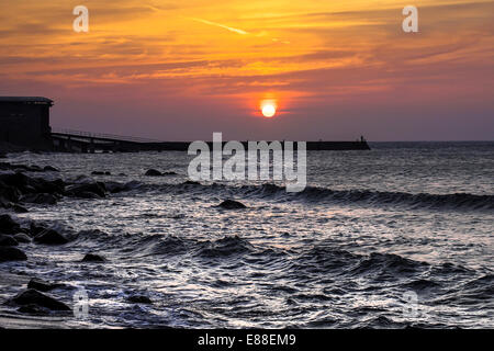 Sunset over Sennen Cove in Cornovaglia. Foto Stock