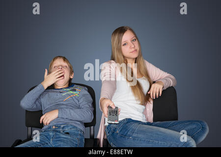Un ragazzo e una ragazza di guardare la TV Foto Stock