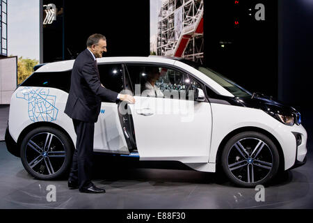 Il CEO di BMW Norbert Reithofer, introduce la nuova BMW i3 durante il Motor Show di Parigi (Mondial de l'Automobile) a Parigi, Francia, 2 ottobre 2014. Il Motor Show di Parigi, che ha luogo ogni anno, va dal 4 fino al 19 Ottobre. Foto: Daniel Karmann/dpa Foto Stock