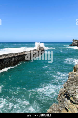 Surf rompe su Porto Portreath Cornwall Regno Unito Foto Stock