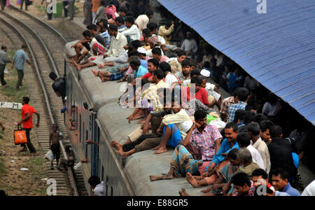 Dacca in Bangladesh. 2 Ottobre, 2014. La gente viaggia su un treno in partenza per la loro città di appartenenza per il prossimo festival Eid-El-Adha presso la stazione ferroviaria dell'aeroporto a Dhaka, nel Bangladesh, Ottobre 2, 2014. Milioni di persone hanno già iniziato a lasciare Dhaka per natale per celebrare Eid-ul-Adha. Credito: Shariful Islam/Xinhua/Alamy Live News Foto Stock