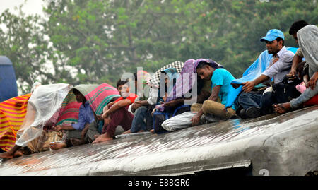 Dacca in Bangladesh. 2 Ottobre, 2014. La gente viaggia su un treno in partenza per la loro città di appartenenza per il prossimo festival Eid-El-Adha presso la stazione ferroviaria dell'aeroporto a Dhaka, nel Bangladesh, Ottobre 2, 2014. Milioni di persone hanno già iniziato a lasciare Dhaka per natale per celebrare Eid-ul-Adha. Credito: Shariful Islam/Xinhua/Alamy Live News Foto Stock