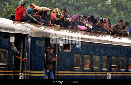 Dacca in Bangladesh. 2 Ottobre, 2014. La gente viaggia su un treno in partenza per la loro città di appartenenza per il prossimo festival Eid-El-Adha presso la stazione ferroviaria dell'aeroporto a Dhaka, nel Bangladesh, Ottobre 2, 2014. Milioni di persone hanno già iniziato a lasciare Dhaka per natale per celebrare Eid-ul-Adha. Credito: Shariful Islam/Xinhua/Alamy Live News Foto Stock