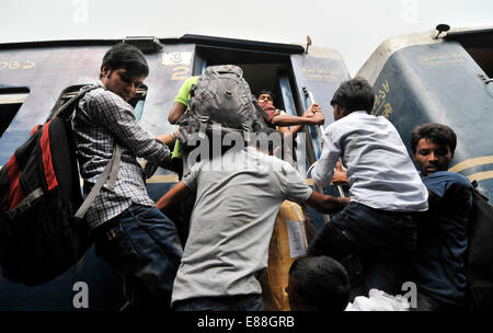 Dacca in Bangladesh. 2 Ottobre, 2014. Persone salire in cima a un treno in partenza per la loro città di appartenenza per il prossimo festival Eid-El-Adha presso la stazione ferroviaria dell'aeroporto a Dhaka, nel Bangladesh, Ottobre 2, 2014. Milioni di persone hanno già iniziato a lasciare Dhaka per natale per celebrare Eid-ul-Adha. Credito: Shariful Islam/Xinhua/Alamy Live News Foto Stock