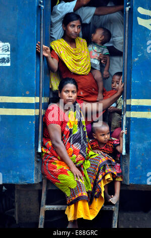 Dacca in Bangladesh. 2 Ottobre, 2014. La gente viaggia su un treno in partenza per la loro città di appartenenza per il prossimo festival Eid-El-Adha presso la stazione ferroviaria dell'aeroporto a Dhaka, nel Bangladesh, Ottobre 2, 2014. Milioni di persone hanno già iniziato a lasciare Dhaka per natale per celebrare Eid-ul-Adha. Credito: Shariful Islam/Xinhua/Alamy Live News Foto Stock