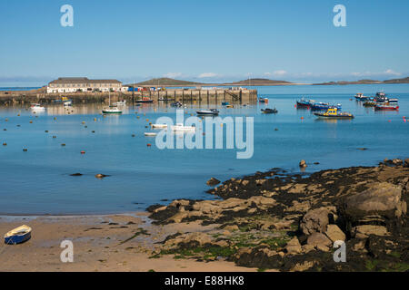 Guardando attraverso il porto di Hugh Town, St Marys, isole Scilly, Scillies, Cornwall nel mese di aprile Foto Stock