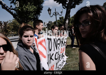 Salonicco, Grecia. 2 Ottobre, 2014. Gli studenti manifestazione a Salonicco contro il nuovo piano del governo per i cambiamenti operativi presso le scuole superiori e università gli esami di ingresso Credito: Giannis Papanikos/Alamy Live News Foto Stock