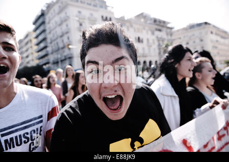 Salonicco, Grecia. 2 Ottobre, 2014. Gli studenti manifestazione a Salonicco contro il nuovo piano del governo per i cambiamenti operativi presso le scuole superiori e università gli esami di ingresso Credito: Giannis Papanikos/Alamy Live News Foto Stock