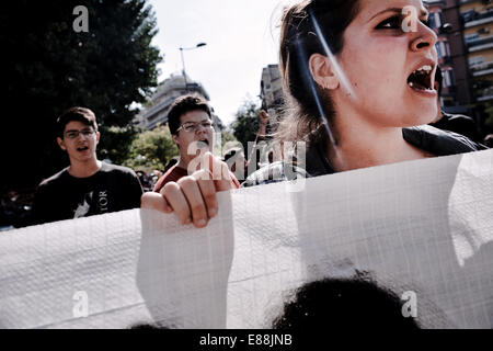 Salonicco, Grecia. 2 Ottobre, 2014. Gli studenti manifestazione a Salonicco contro il nuovo piano del governo per i cambiamenti operativi presso le scuole superiori e università gli esami di ingresso Credito: Giannis Papanikos/Alamy Live News Foto Stock