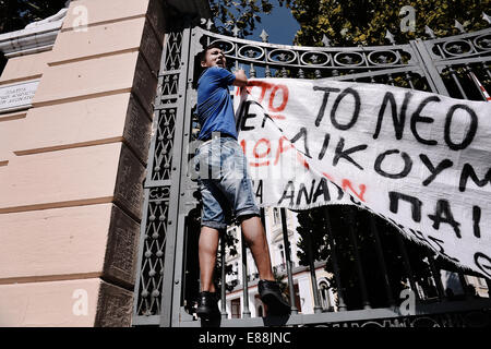 Salonicco, Grecia. 2 Ottobre, 2014. Gli studenti manifestazione a Salonicco contro il nuovo piano del governo per i cambiamenti operativi presso le scuole superiori e università gli esami di ingresso Credito: Giannis Papanikos/Alamy Live News Foto Stock