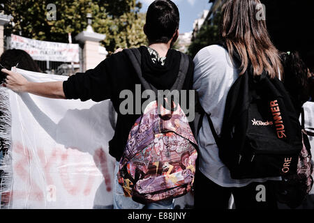 Salonicco, Grecia. 2 Ottobre, 2014. Gli studenti manifestazione a Salonicco contro il nuovo piano del governo per i cambiamenti operativi presso le scuole superiori e università gli esami di ingresso Credito: Giannis Papanikos/Alamy Live News Foto Stock