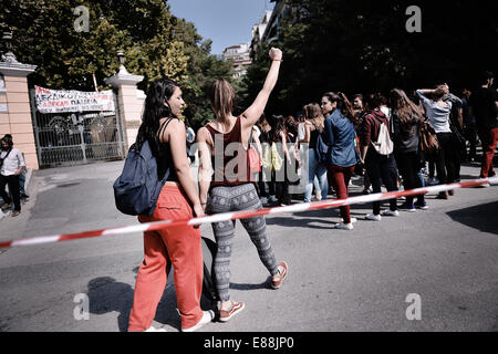 Salonicco, Grecia. 2 Ottobre, 2014. Gli studenti manifestazione a Salonicco contro il nuovo piano del governo per i cambiamenti operativi presso le scuole superiori e università gli esami di ingresso Credito: Giannis Papanikos/Alamy Live News Foto Stock