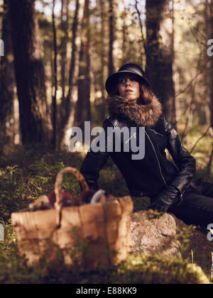 Moda donna bella e cesto di funghi - caldo immagine oscurata Foto Stock