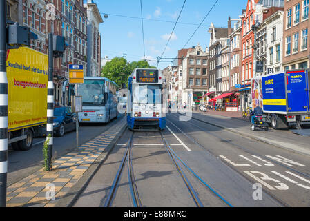 AMSTERDAM, circa agosto 2014: passaggio di tram per il centro della città dalla stazione centrale. Ogni anno da circa 4 milioni di turisti Foto Stock