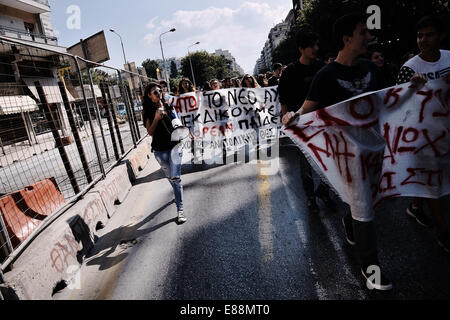 Salonicco, Grecia. 2 Ottobre, 2014. Gli studenti manifestazione a Salonicco contro il nuovo piano del governo per i cambiamenti operativi presso le scuole superiori e università gli esami di ingresso Credito: Giannis Papanikos/Alamy Live News Foto Stock