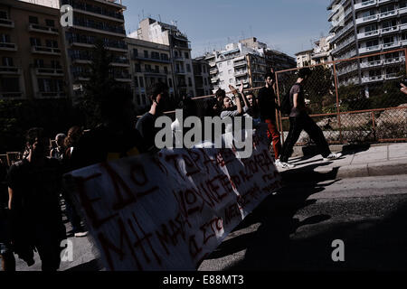 Salonicco, Grecia. 2 Ottobre, 2014. Gli studenti manifestazione a Salonicco contro il nuovo piano del governo per i cambiamenti operativi presso le scuole superiori e università gli esami di ingresso Credito: Giannis Papanikos/Alamy Live News Foto Stock