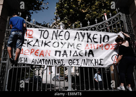 Salonicco, Grecia. 2 Ottobre, 2014. Gli studenti manifestazione a Salonicco contro il nuovo piano del governo per i cambiamenti operativi presso le scuole superiori e università gli esami di ingresso Credito: Giannis Papanikos/Alamy Live News Foto Stock