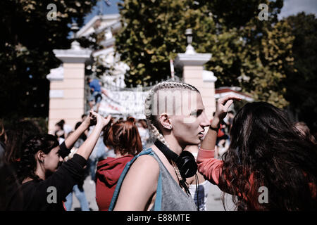 Salonicco, Grecia. 2 Ottobre, 2014. Gli studenti manifestazione a Salonicco contro il nuovo piano del governo per i cambiamenti operativi presso le scuole superiori e università gli esami di ingresso Credito: Giannis Papanikos/Alamy Live News Foto Stock