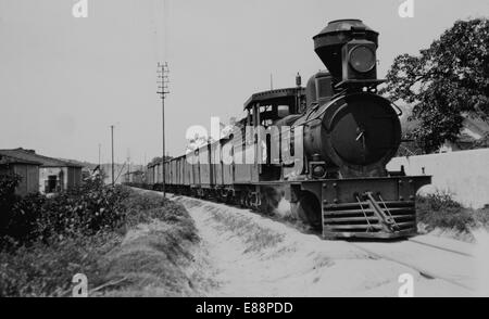 Treno merci passando attraverso Neves sulla Stazione Leopoldina, Brasile 22 novembre 1919. Riprodotto da una lanterna in vetro scorrevole. Foto Stock