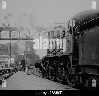 Vapore locomotiva express alla stazione di St Lazare a Parigi, Francia, luglio 1914. Riprodotto da una lanterna in vetro scorrevole. Foto Stock