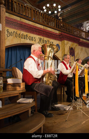 Monaco di Baviera, Germania- agosto 8, 2014: band suona nella storica Birreria fondata nel 1589 Foto Stock