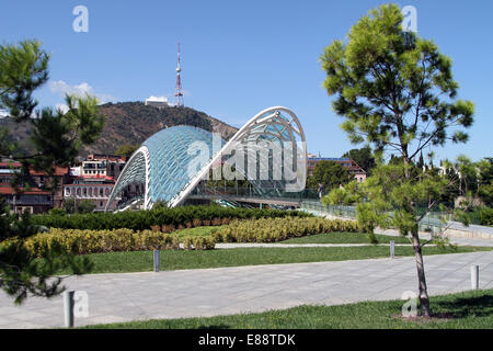 Il Ponte della Pace oltre il fiume Mtkvari a Tbilisi, Georgia Foto Stock