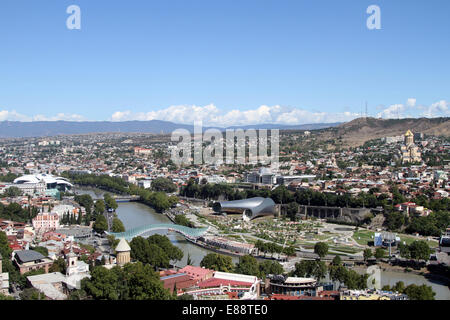 Vista sul centro di Tbilisi, Georgia, tenendo il fiume Mtkvari, il ponte di pace e Rike Park. Foto Stock