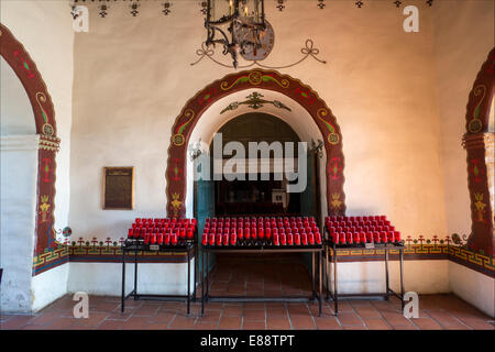 Altare, Padre Serras cappella, la Missione di San Juan Capistrano, la città di San Juan Capistrano, Orange County, California Foto Stock