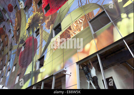 Sett. 30, 2014 - Rotterdam South Holland, Paesi Bassi Olanda - costruzione i lavoratori sono occupati con il lavoro finale in Markthal (market hall) nella città Rotterdam...Indoor o coperto mercato alimentare e appartamenti chiamato Markthal ( market hall). L'impressionante illustrazione sul soffitto, 11.000 m2, è da Arno Coenen. L'edificio è stato progettato da Winy Maas...La città Rotterdam è stato recentemente nominato sia dal New York Times come la Travel guide Rough Guide della destinazione mustsee 2014. Questa elezione è dovuto in parte al nuovo mercato Hall, che ha aperto lo scorso mercoledì il primo di ottobre. Contare su t Foto Stock